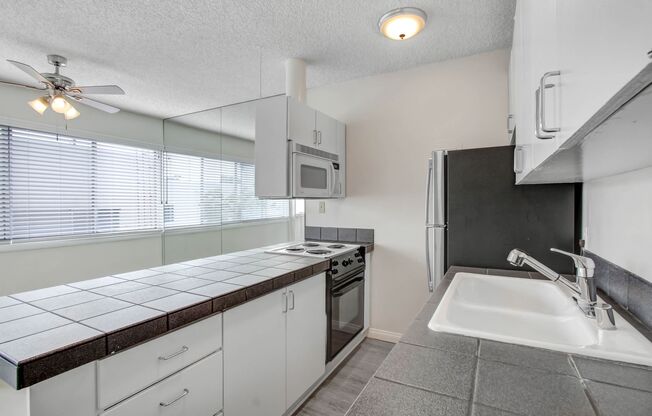 1002 12th St in Santa Monica - North of Wilshire Blvd!