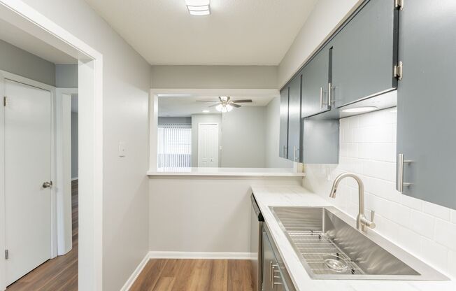 2 beds, 1 bath, 886 sqft, $1,125, Unit 421-25