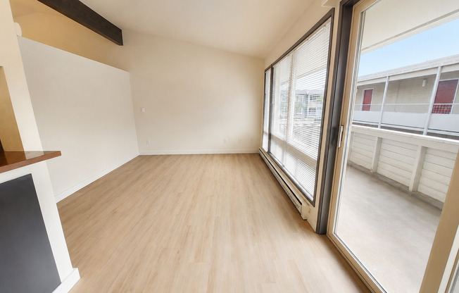 Bright 1 Bed / 1 Bath Apartment for Rent in North Seattle Private Balcony, Near Green Lake & Northgate!