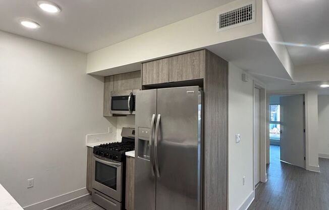 2022 W Sunset Boulevard