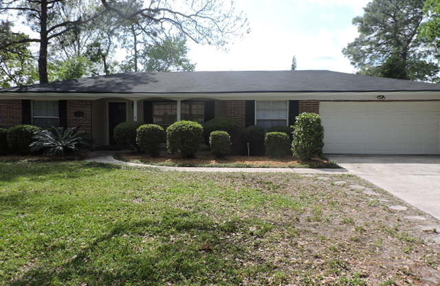 Pristine 4 /2 Brick Home with a Pool Service in Orange Park