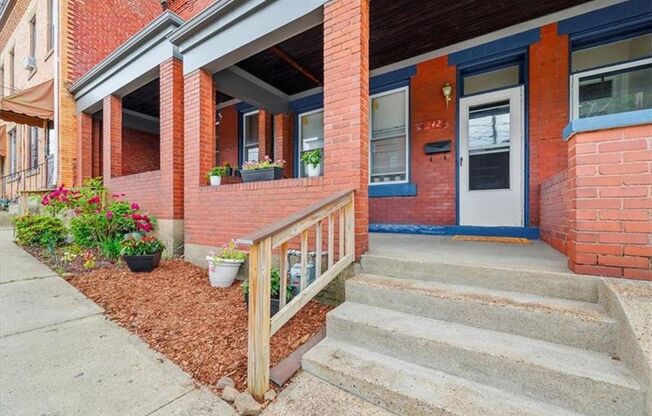 3 Bed/1 Bath Home in Pittsburgh's Lawrenceville Neighborhood - Prime Location - Available 3/1!