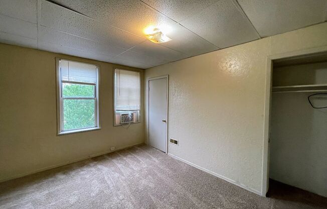 3 bed 1.5 bath - new flooring, new appliances