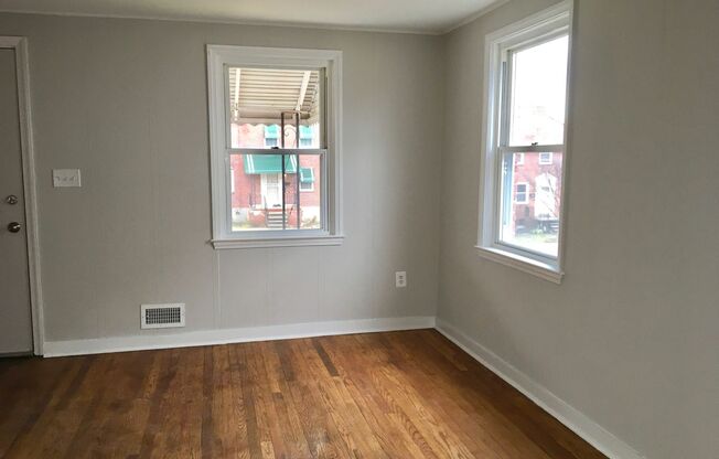 Fantastic 3 Bedroom EOG Townhome with Parking Pad in Parkville!