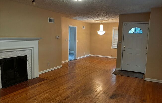 3 beds, 1 bath, $1,095