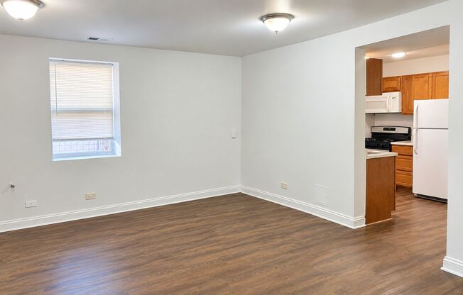 West Rogers Park Apartments Near Warren Park With In-Unit Laundry