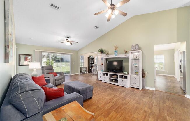 AVAILABLE BY AUGUST 1ST-PRISTINE 3/2 HOUSE IN DESIRABLE LOCATION