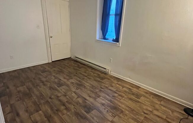 2 beds, 1 bath, $995, Unit Apt 5