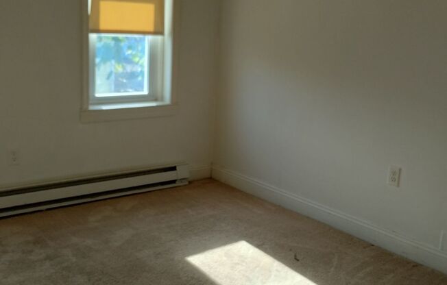 1 bed, 1 bath, $1,100, Unit 2nd Floor