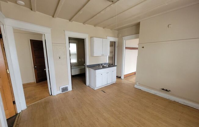 1547 S. Cesar Chavez Dr ---AKA-- 1542 S. Pearl St.