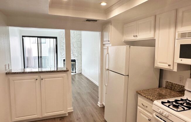 Updated 2+2 in great condo complex