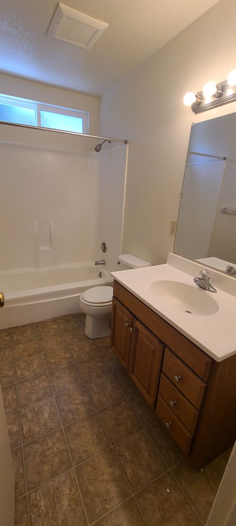 2 beds, 1 bath, $2,150