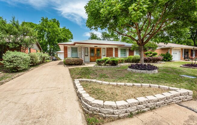 Cozy 3-Bed, 2-Bath house near Lochwood