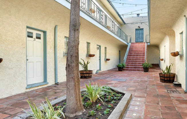 Studio, 1 bath, 425 sqft, $1,495, Unit 09