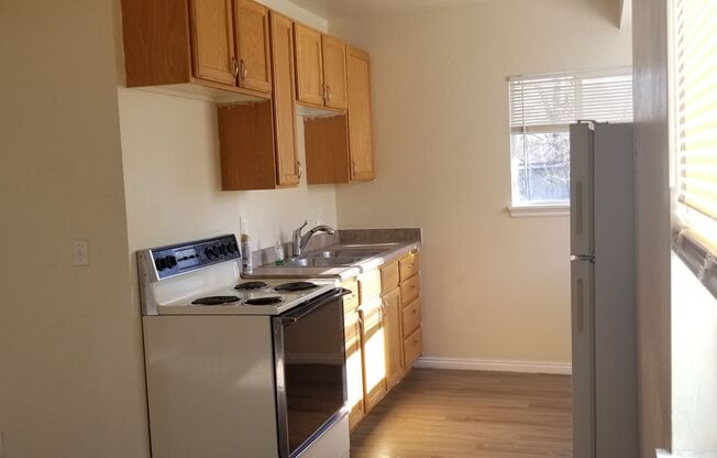 2 beds, 1 bath, 735 sqft, $1,050, Unit A2