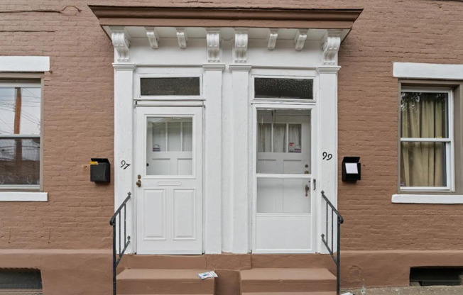 MOVE IN SPECIAL! SCORE HALF OFF 1ST MONTH'S RENT IF SIGNED BY NOV. 15! Beautiful 3 Bedroom home in South side available now!