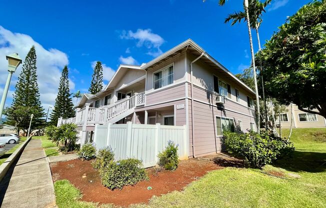 Discover a refreshed 2-bedroom, 2-bathroom residence in Mililani Mauka, complete with 2 parking spaces!