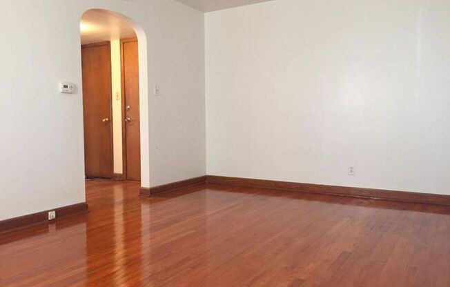 Milwaukee - Near Brewer Stadium - One Bedroom One Bath Apt