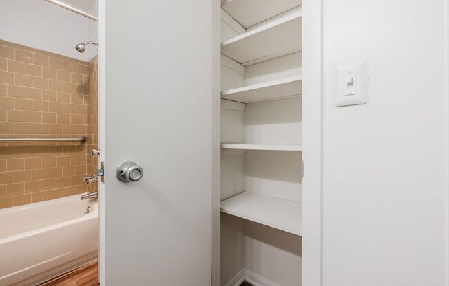 1 bed, 1 bath, 576 sqft, $1,175, Unit 2298-23