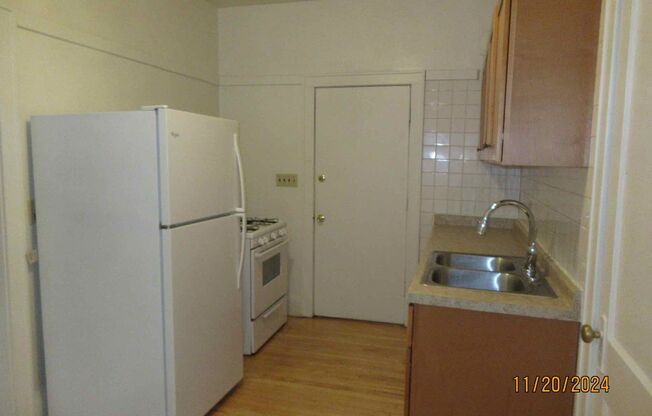 2 beds, 1 bath, $1,100, Unit 903 #3