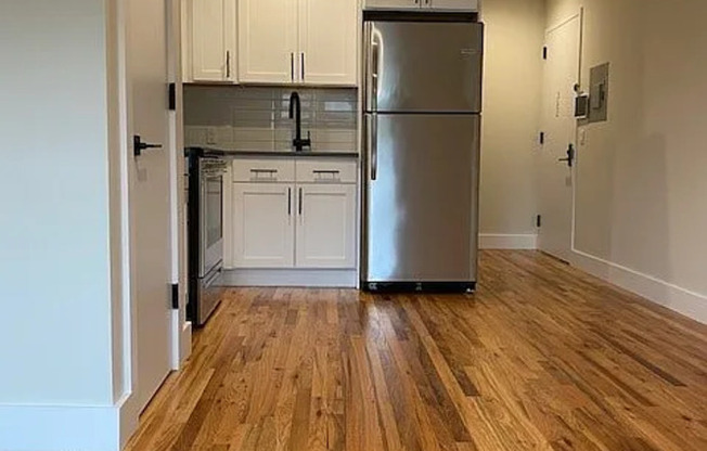208 E MOSHOLU PKWY