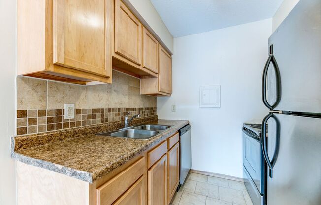 2 beds, 1 bath, 800 sqft, $1,300, Unit 102r