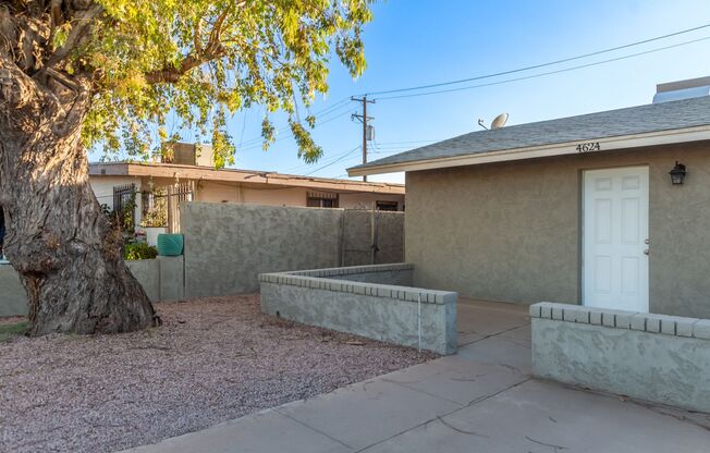 Stylishly Remodeled 2B/1BA in Prime Phoenix Location