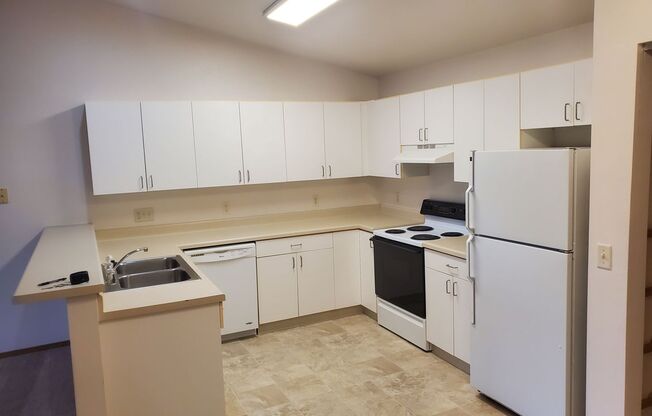 2 beds, 1 bath, 1,010 sqft, $1,269, Unit PL   7611