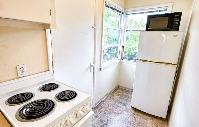 Studio, 1 bath, 400 sqft, $1,395, Unit 08