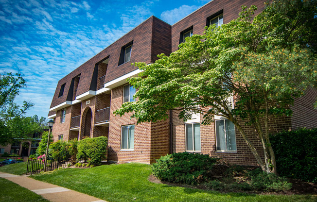 Oakton Park Apartments Building Exterior 02