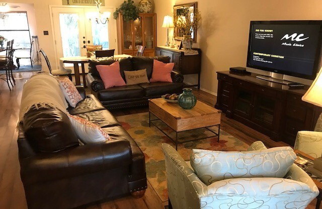 Beautiful home in Blanco Woods w/community pool!
