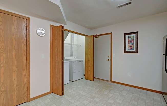 Arbor Ridge Laundry Appliances, Dean Weidner Real Estate Apartments for rent Milwaukee, WI