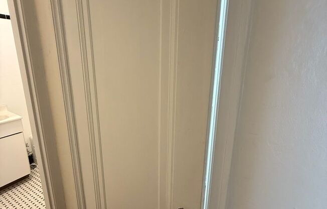 1 bed, 1 bath, 572 sqft, $1,425, Unit Old King Edward 6