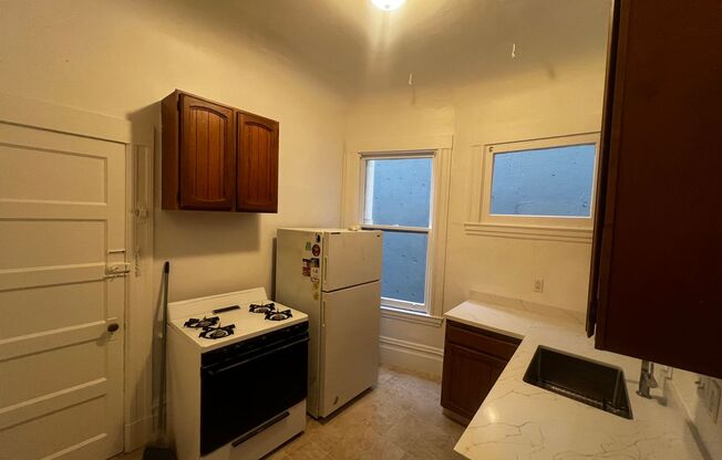 2 beds, 1 bath, $3,500, Unit Unit 3