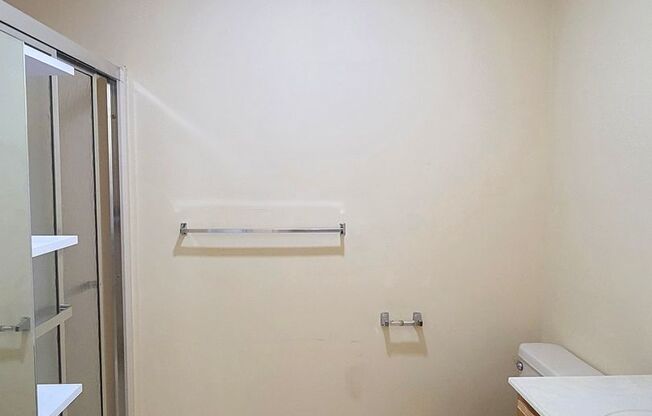 2 beds, 1 bath, $1,100, Unit R504 unit 3