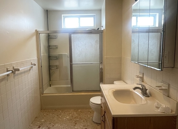 3 beds, 1 bath, $2,400, Unit 1