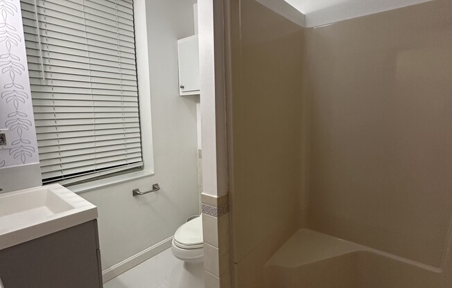 1 bed, 1 bath, $2,700, Unit 1R