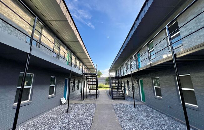 2 beds, 1 bath, 700 sqft, $725, Unit APT 4