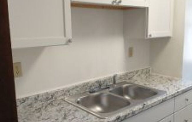 3 beds, 1 bath, $1,700, Unit 702-3