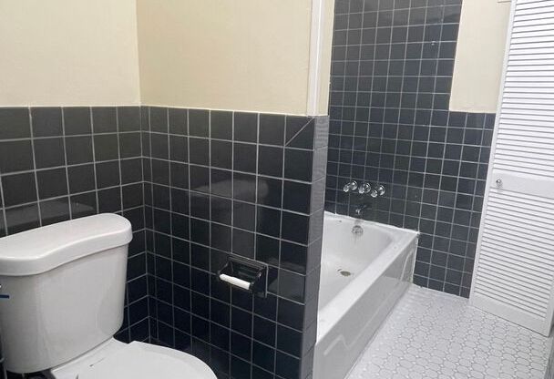 1 bed, 1 bath, 941 sqft, $1,450, Unit PH08