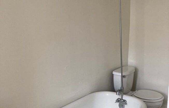 Studio, 1 bath, 450 sqft, $1,099, Unit 46-1R