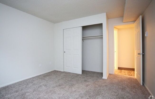 Spacious One Bedroom/ Private Patio/ Washer & Dryer in Home