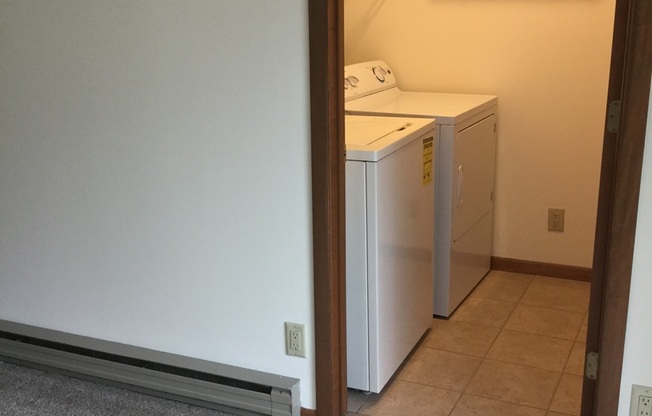 2 beds, 1 bath, 950 sqft, $1,700, Unit 7641CB
