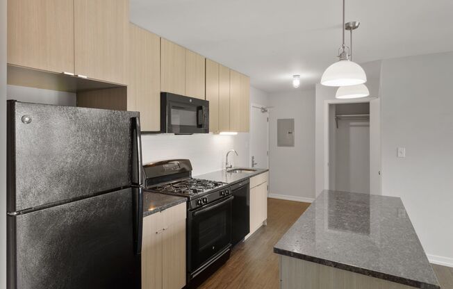 2 beds, 2 baths, 622 sqft, $2,400, Unit 319
