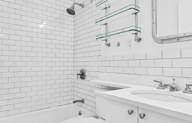 1 bed, 1 bath, $4,700, Unit 22G