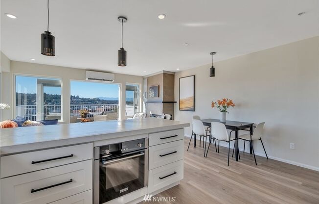 Eastlake Penthouse 2bed / 2bath / 2parking spots - Incredible Deck w views of Sunsets, Lake union, mountains, Space needle and Gas works!!!