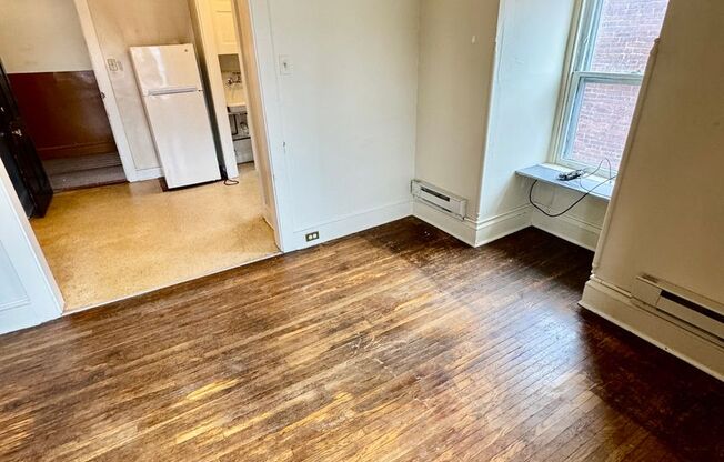 1 bed, 1 bath, $895, Unit 21-Apt 5