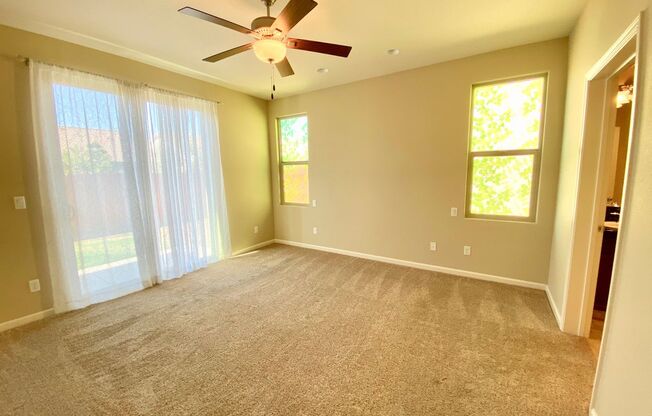 $2,100 Ashlan & DeWolf, 2 Bed + office - Sussex Ave, Clovis