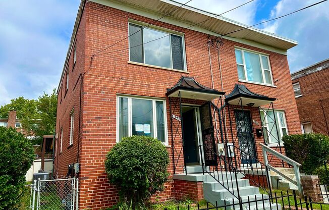Charming 3-bedroom, 1.5-bathroom! Pets Welcome! Parking!