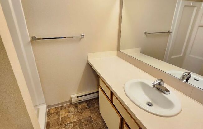 2 beds, 2 baths, 976 sqft, $1,350, Unit 60